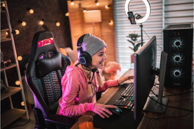 Online Gaming Expansion Through Virtual Reality and AI