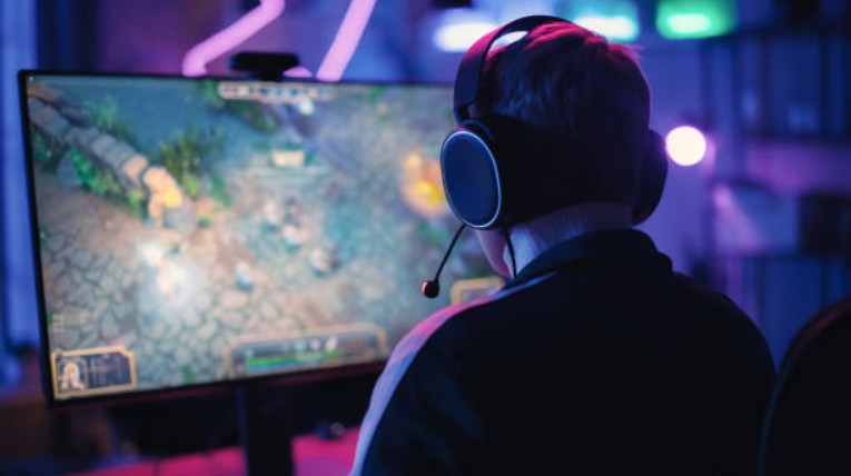 The Impact of Online Gaming Rewards on Competitive Play
